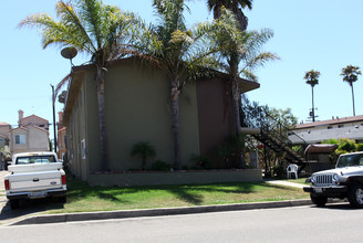 210 Chicago Ave in Huntington Beach, CA - Foto de edificio - Building Photo