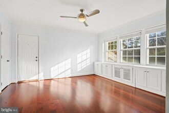 1810 W Abingdon Dr in Alexandria, VA - Building Photo - Building Photo