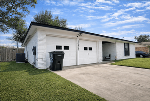 10907 Sageriver Dr in Houston, TX - Building Photo