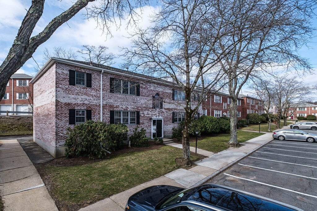 137 Lake Shore Rd, Unit #1 in Boston, MA - Building Photo