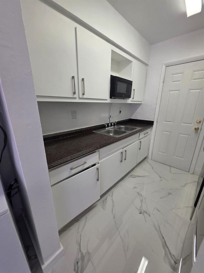 2441 NW 13th St in Miami, FL - Building Photo - Building Photo