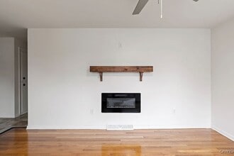 27 Mcpherson St in New York Mills, NY - Foto de edificio - Building Photo