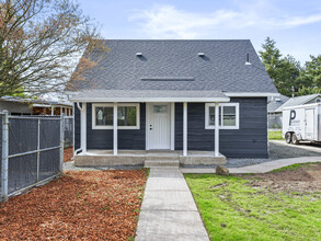 2221 NE 9th Ave in Hillsboro, OR - Building Photo - Building Photo