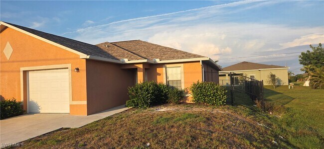 1319 Nelson Rd N in Cape Coral, FL - Building Photo - Building Photo