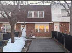 72 Greenway Terrace in Middletown, NY - Building Photo