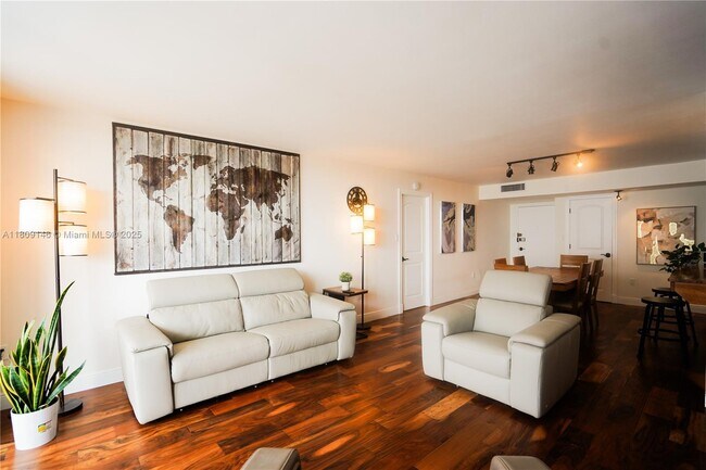 18031 Biscayne Blvd in Aventura, FL - Building Photo - Building Photo