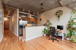 1111 W 15th St in Chicago, IL - Building Photo