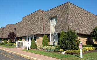 475 Little East Neck Rd in West Babylon, NY - Building Photo