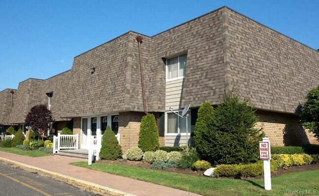 475 Little East Neck Rd in West Babylon, NY - Building Photo - Building Photo