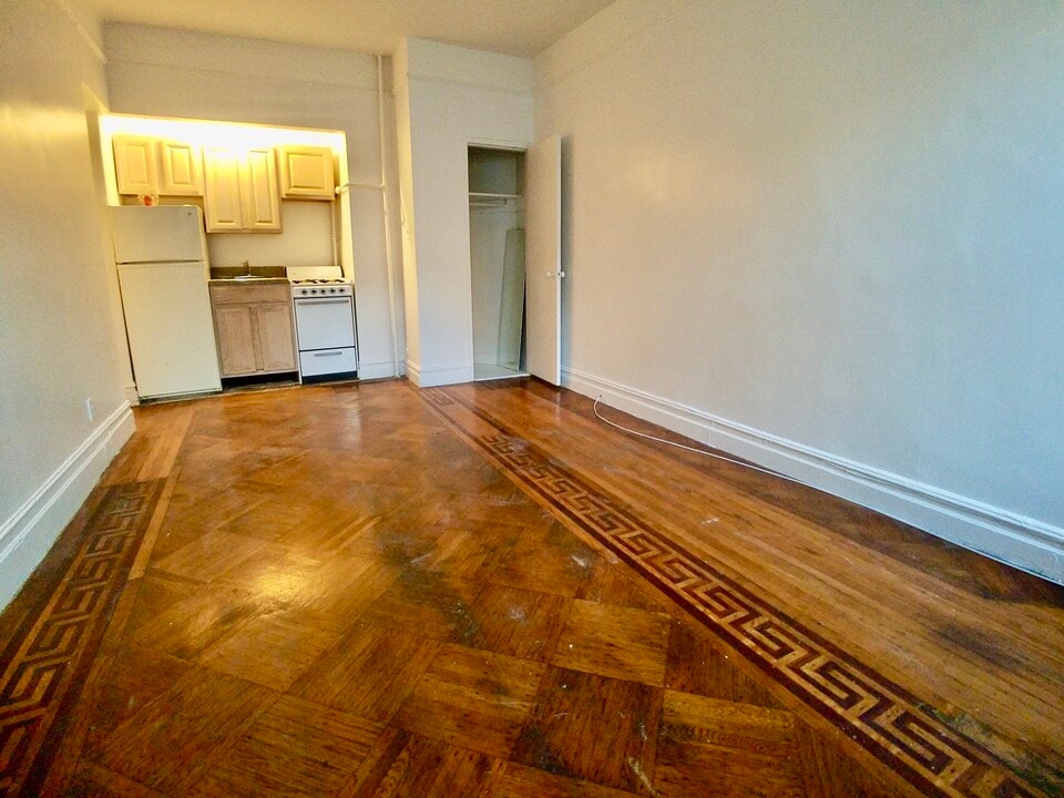 936 West End Ave in New York, NY - Building Photo