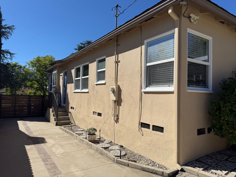 2219 Waltonia Dr in Montrose, CA - Building Photo