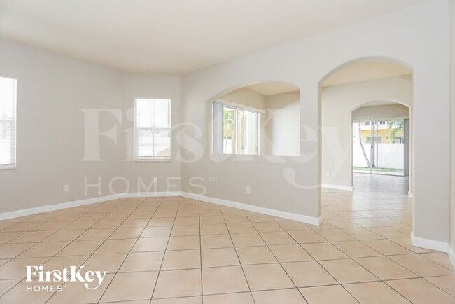 17833 NW 87th Pl in Hialeah, FL - Foto de edificio - Building Photo