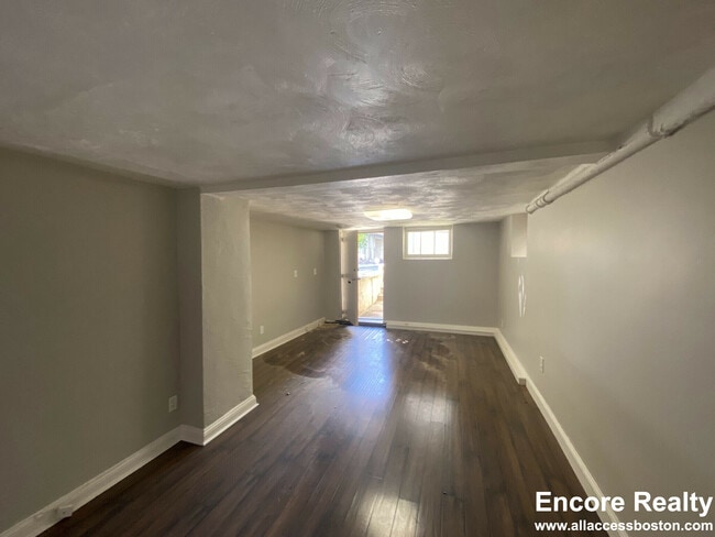 200 Banks St, Unit #B in Cambridge, MA - Building Photo - Building Photo