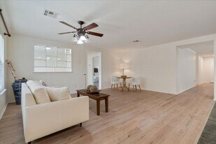 708 Yosemite Trail in Taylor, TX - Building Photo