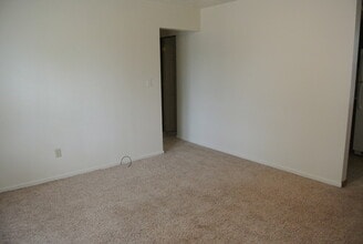 1002 43rd St SE-Unit -7 in Minot, ND - Foto de edificio - Building Photo