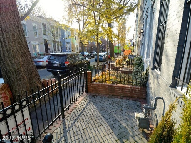 624 14th Pl NE in Washington, DC - Foto de edificio - Building Photo