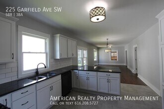 225 Garfield Ave SW in Grand Rapids, MI - Building Photo - Building Photo