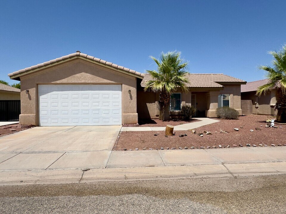 2409 Wildflower Dr in Mohave Valley, AZ - Foto de edificio
