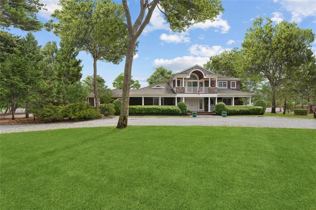 8 Honeysuckle Ln in East Quogue, NY - Foto de edificio