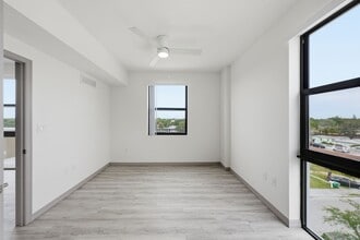 Brownsville Transit Village Phase V in Miami, FL - Foto de edificio - Building Photo