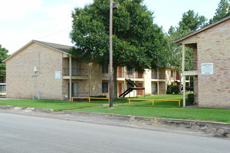 Odom Place in Beaumont, TX - Foto de edificio - Building Photo