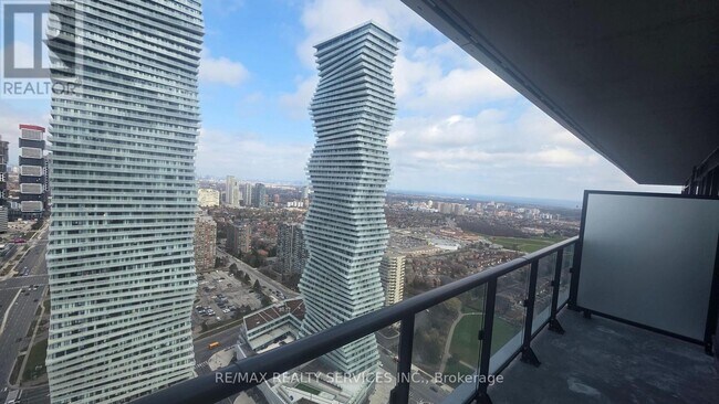 448 Burnhamthorpe Rd W in Mississauga, ON - Building Photo - Building Photo