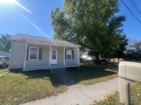 502 E Hargrave St in Athens, IL - Building Photo