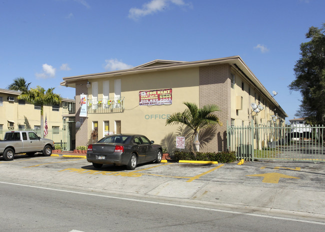 King Apartments in North Miami, FL - Foto de edificio - Building Photo