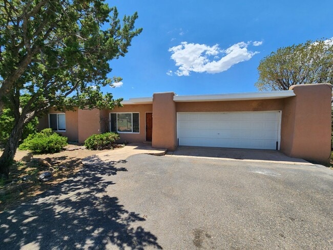 2307 Old Arroyo Chamiso Rd in Santa Fe, NM - Building Photo - Building Photo
