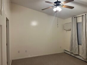 565 Quaker Ln, Unit 127 in West Warwick, RI - Building Photo - Building Photo