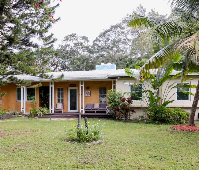 750 NE 120th St in Biscayne Park, FL - Foto de edificio - Building Photo