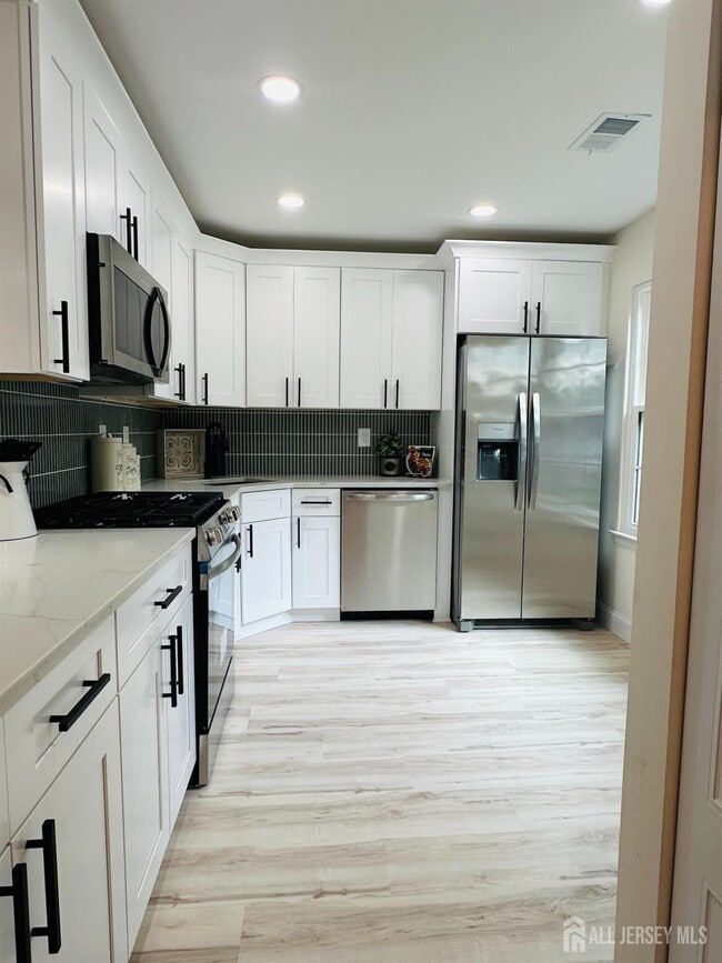68 Albury Way in North Brunswick, NJ - Building Photo - Building Photo