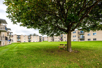 Meadowcrest Apartments in London, ON - Building Photo - Building Photo