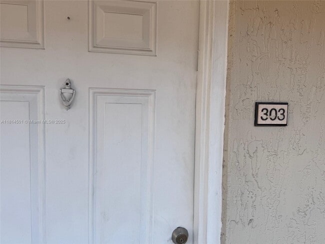 6195 NW 186th St in Hialeah, FL - Building Photo - Building Photo