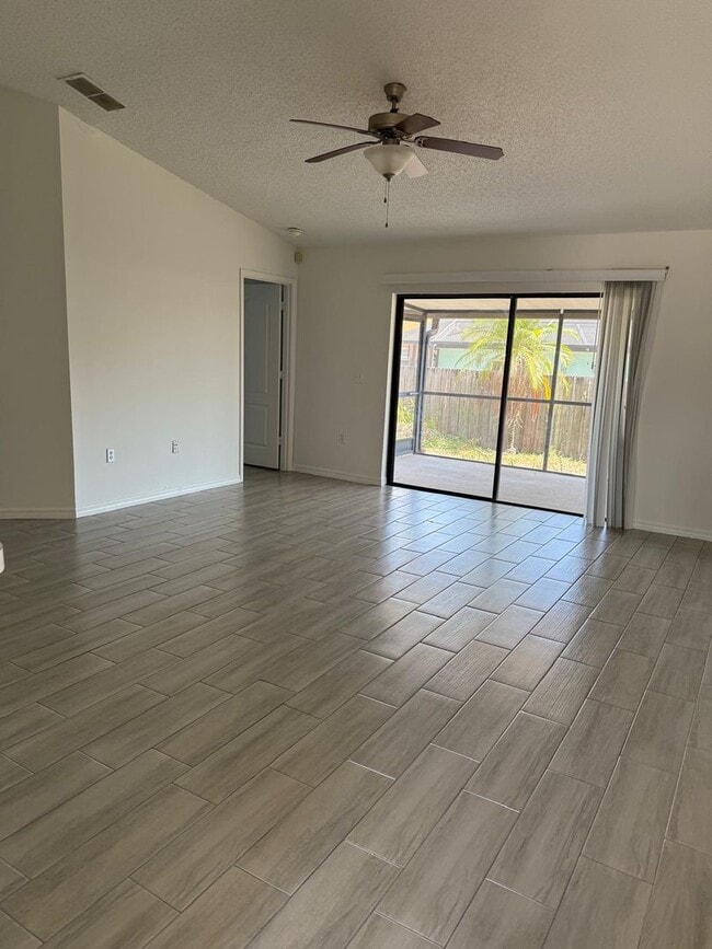 612 Lakemont Dr in Brandon, FL - Building Photo - Building Photo