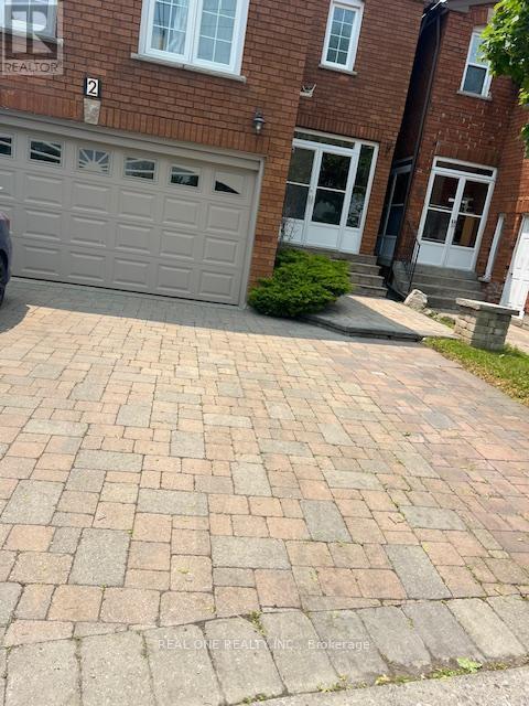 2 Grittani Ln in Toronto, ON - Building Photo
