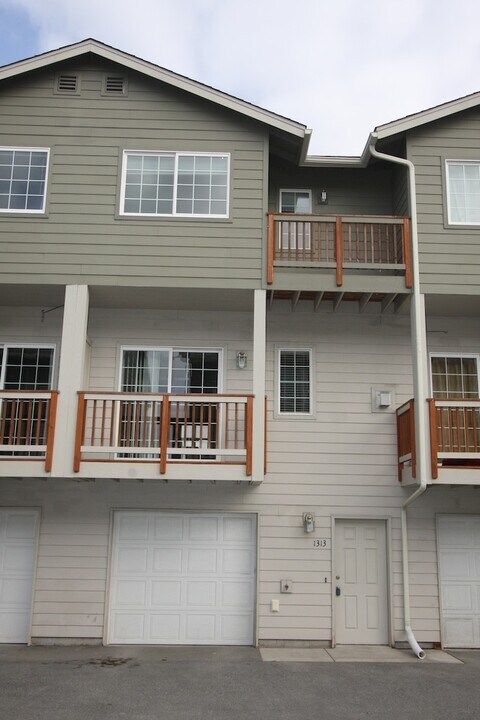1313 Denali St in Anchorage, AK - Building Photo