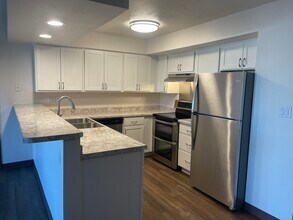 Heritage Village Apartments in Greenfield, WI - Foto de edificio - Building Photo