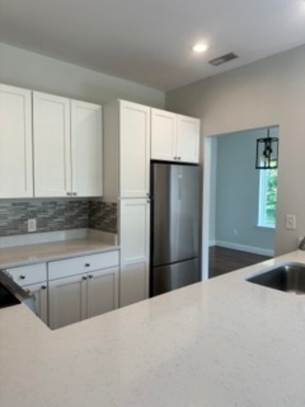 104 Sunnybrook Dr in Hurricane, WV - Building Photo - Building Photo