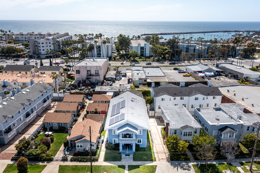 125 N Broadway in Redondo Beach, CA - Building Photo