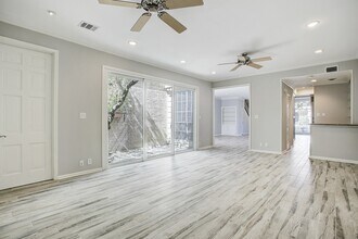 7527 Del Monte Dr in Houston, TX - Building Photo - Building Photo