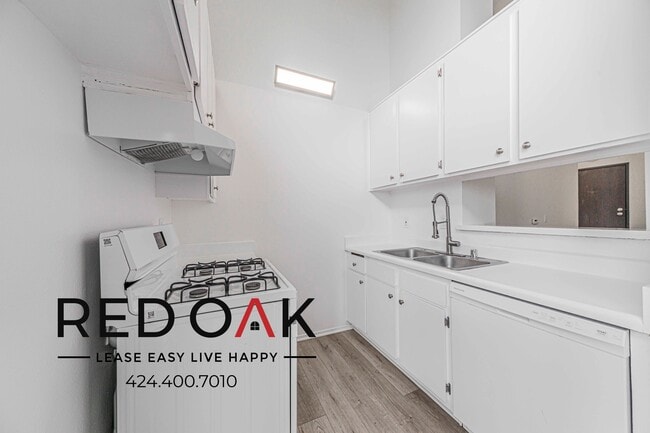 8309 Cedros Ave, Unit 308 in Los Angeles, CA - Foto de edificio - Building Photo