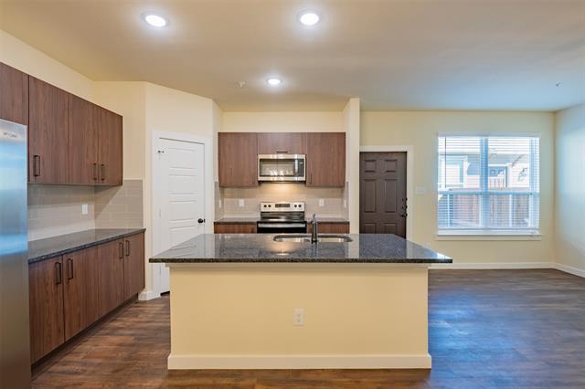 643 Wheatfield Dr in Venus, TX - Building Photo