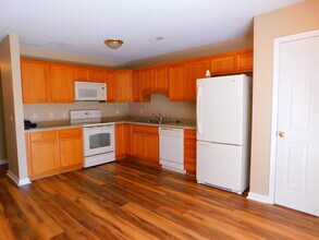 54 Barrington Ct, Unit 54 Barrington Ct #103 in Bridgeport, WV - Foto de edificio - Building Photo