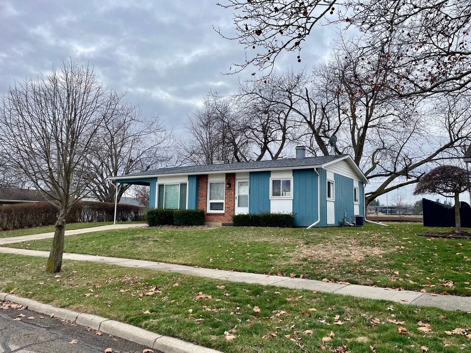 209 Renfrew Ave in Adrian, MI - Building Photo