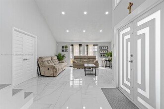 8351 SW 39th Ct in Davie, FL - Foto de edificio - Building Photo