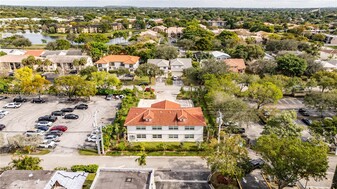 2926-2932 NW 92nd Ave in Coral Springs, FL - Foto de edificio - Building Photo