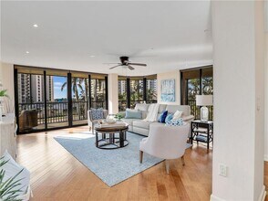 11030 Gulf Shore Dr in Naples, FL - Building Photo - Building Photo