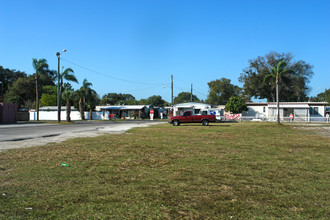 Hollywood Trailer Park in St. Petersburg, FL - Building Photo - Building Photo