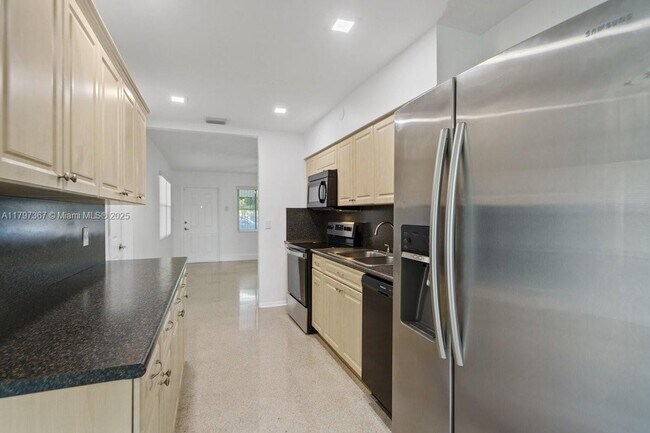 50 NE 45th Ct in Oakland Park, FL - Building Photo - Building Photo